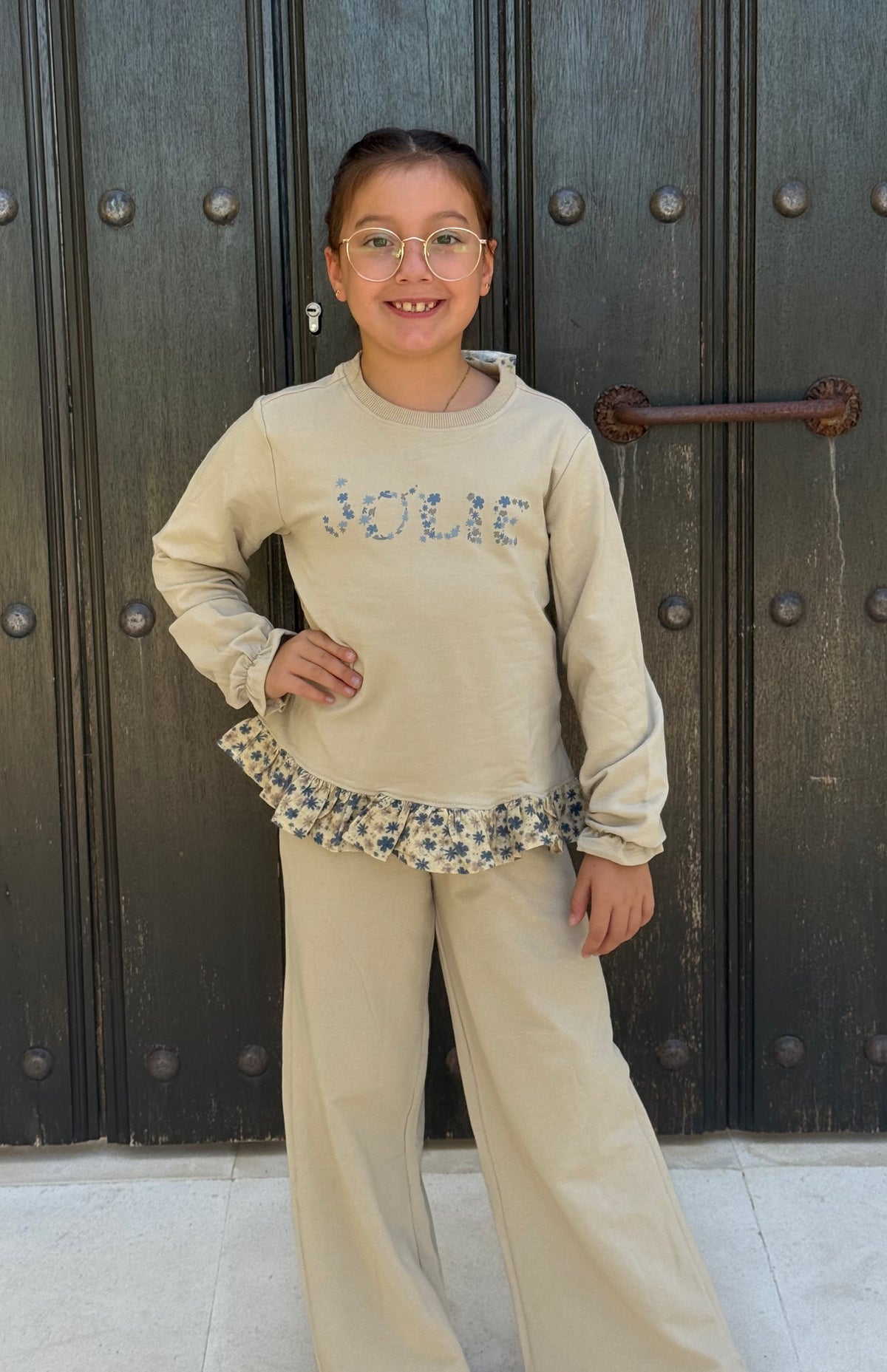Conjunto beig y flores niña
