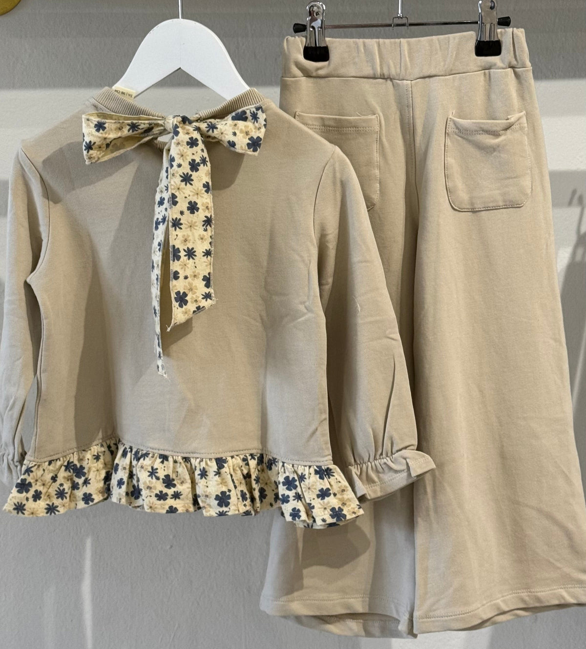 Conjunto beig y flores niña