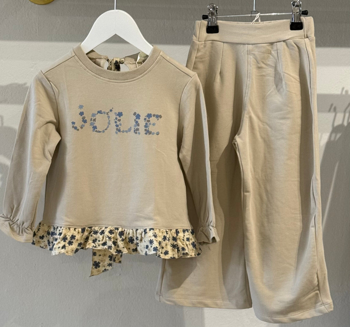 Conjunto beig y flores niña