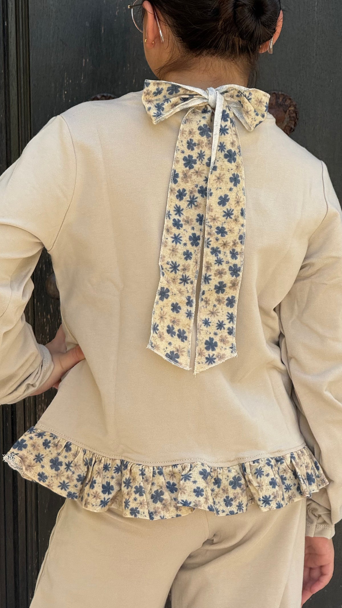 Conjunto beig y flores niña