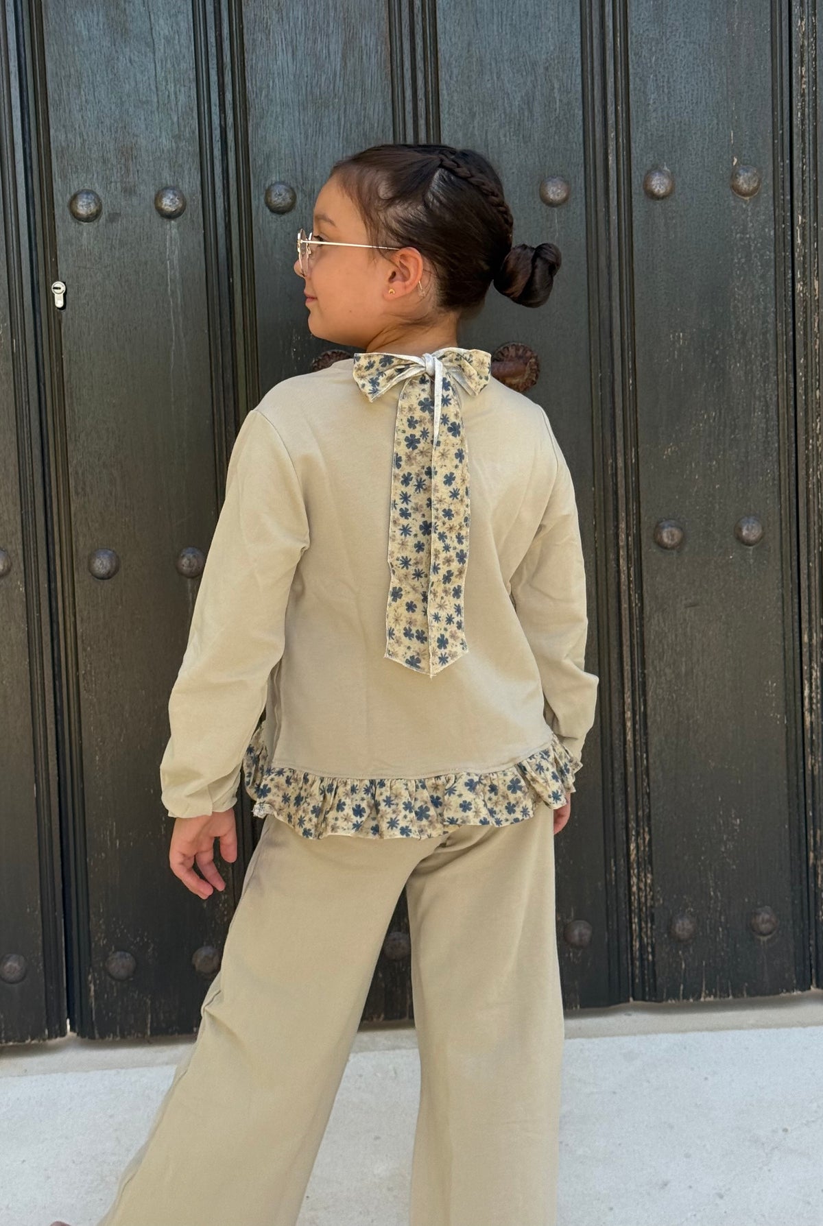 Conjunto beig y flores niña