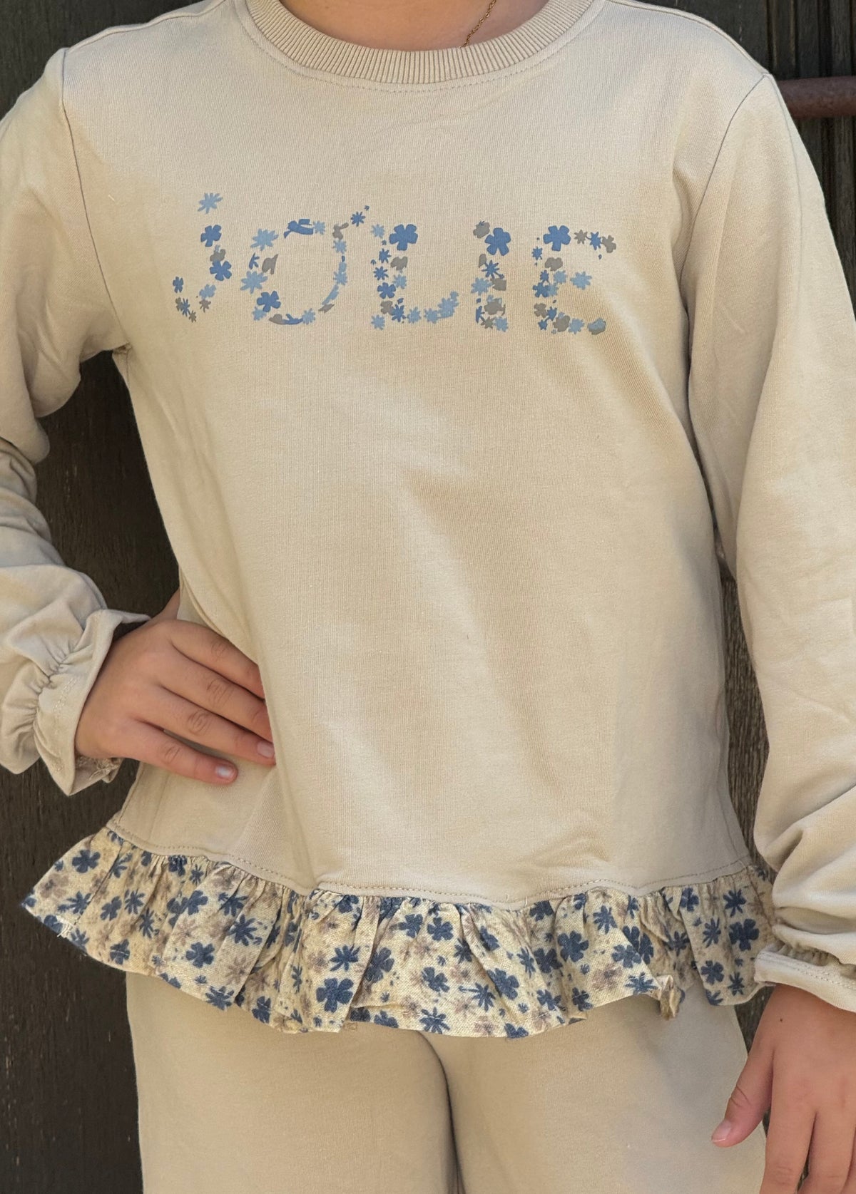 Conjunto beig y flores niña