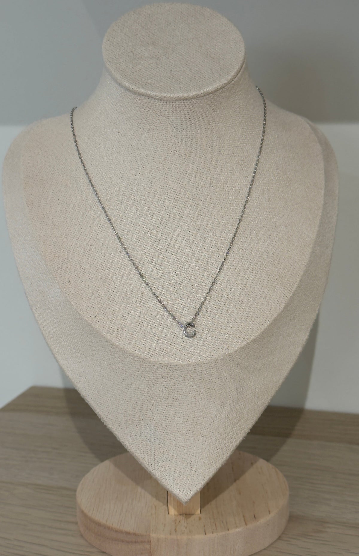 Collar inicial pequeño