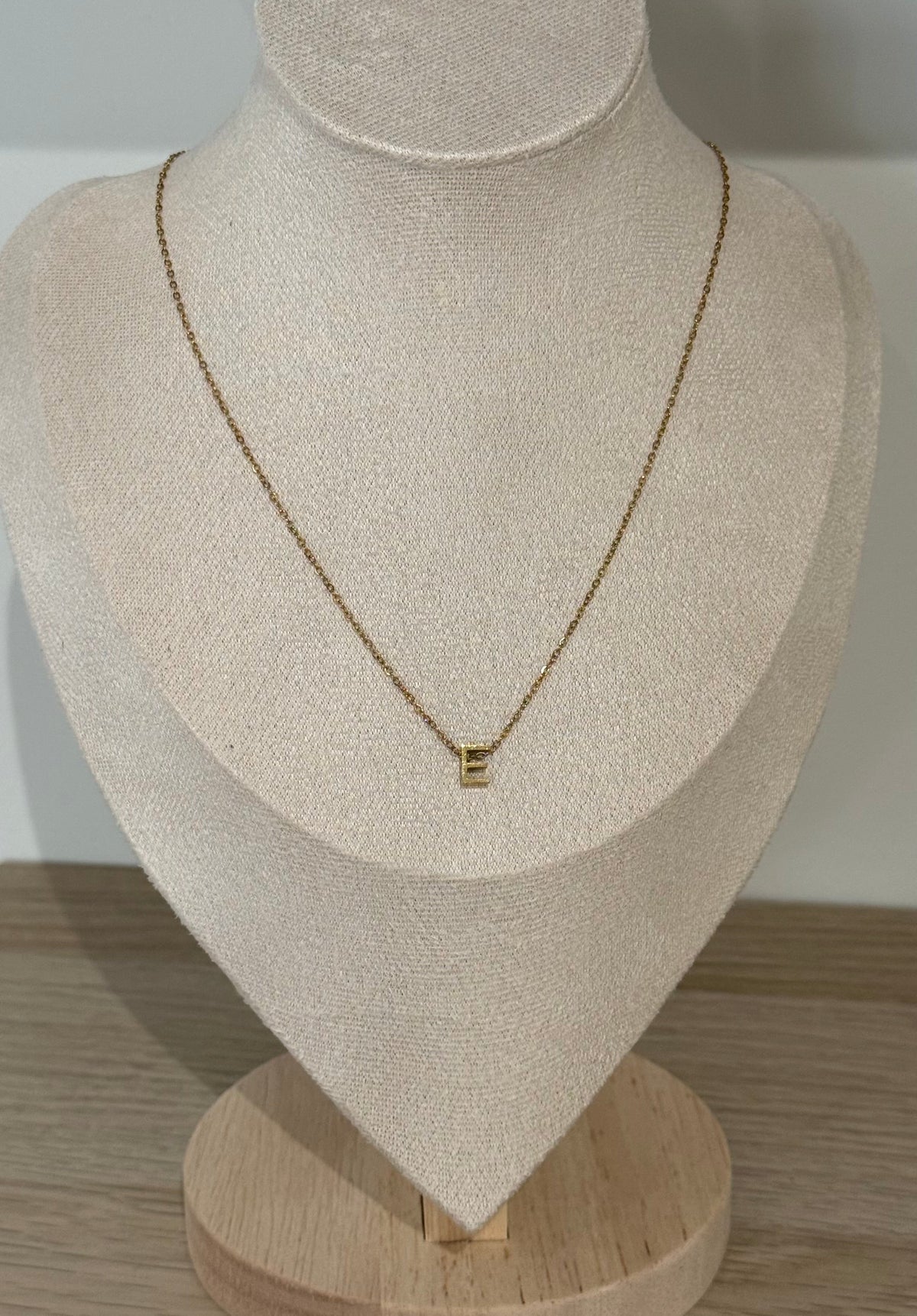 Collar inicial pequeño