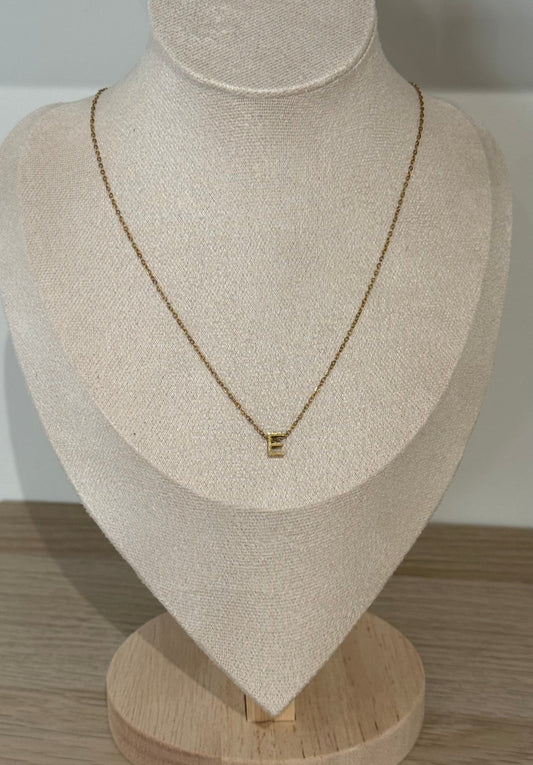 Collar inicial pequeño